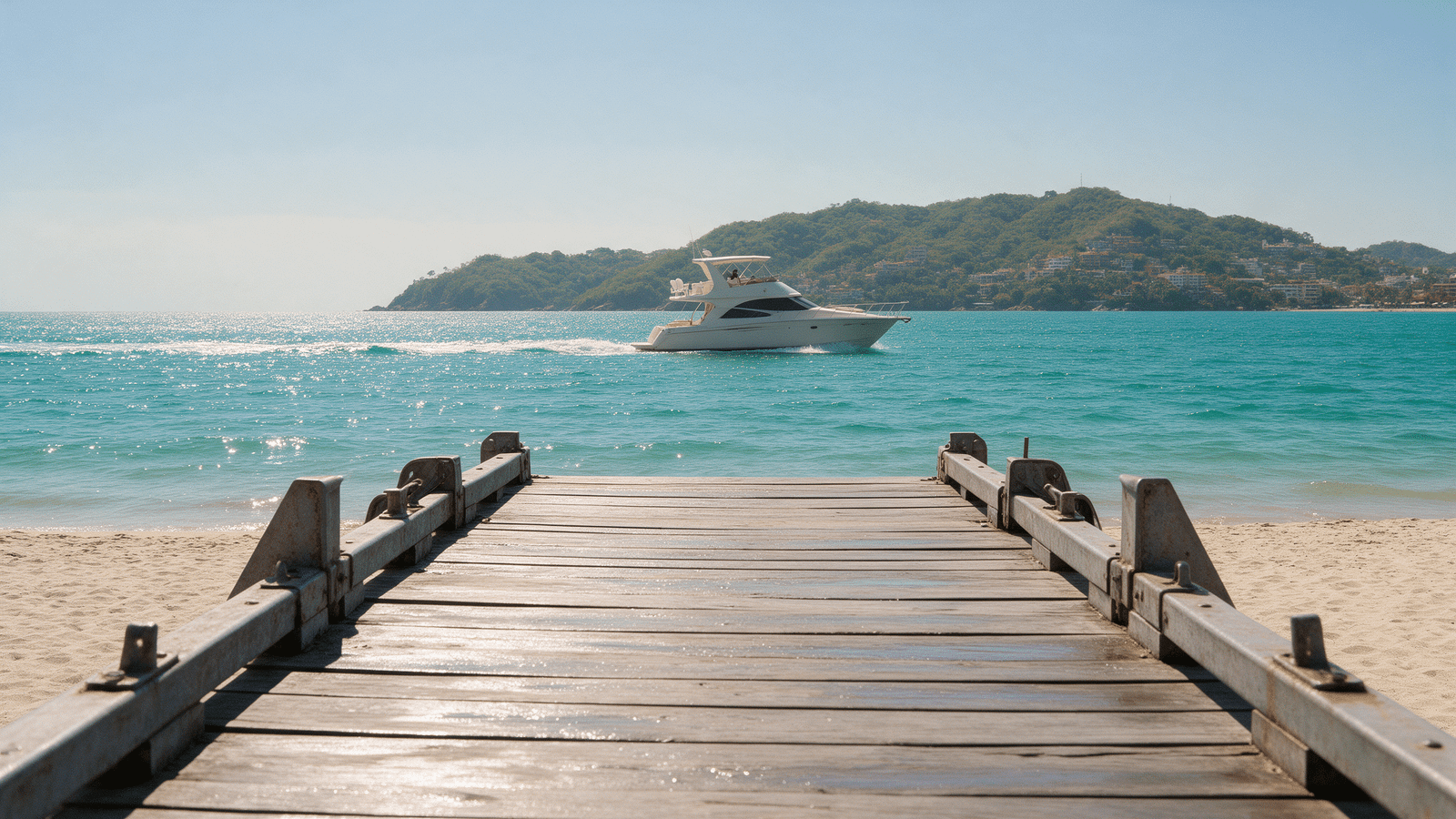 Muelle de Playa Los Muertos en la Zona Romántica de Puerto Vallarta con un yate privado de fondo